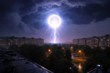 «Что это: НЛО или шаровая молния?» Загадочный объект напугал жителей Мытищ