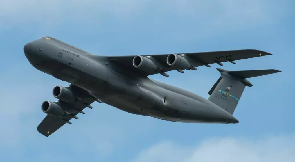 Самолёт выпускает тепловые ловушки (флеры) Военный самолёт ВВС США выпускает инфракрасные тепловые ловушки в ночном небе